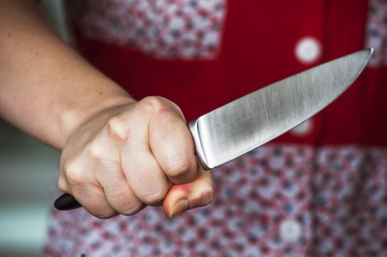une femme avec le couteau à la main